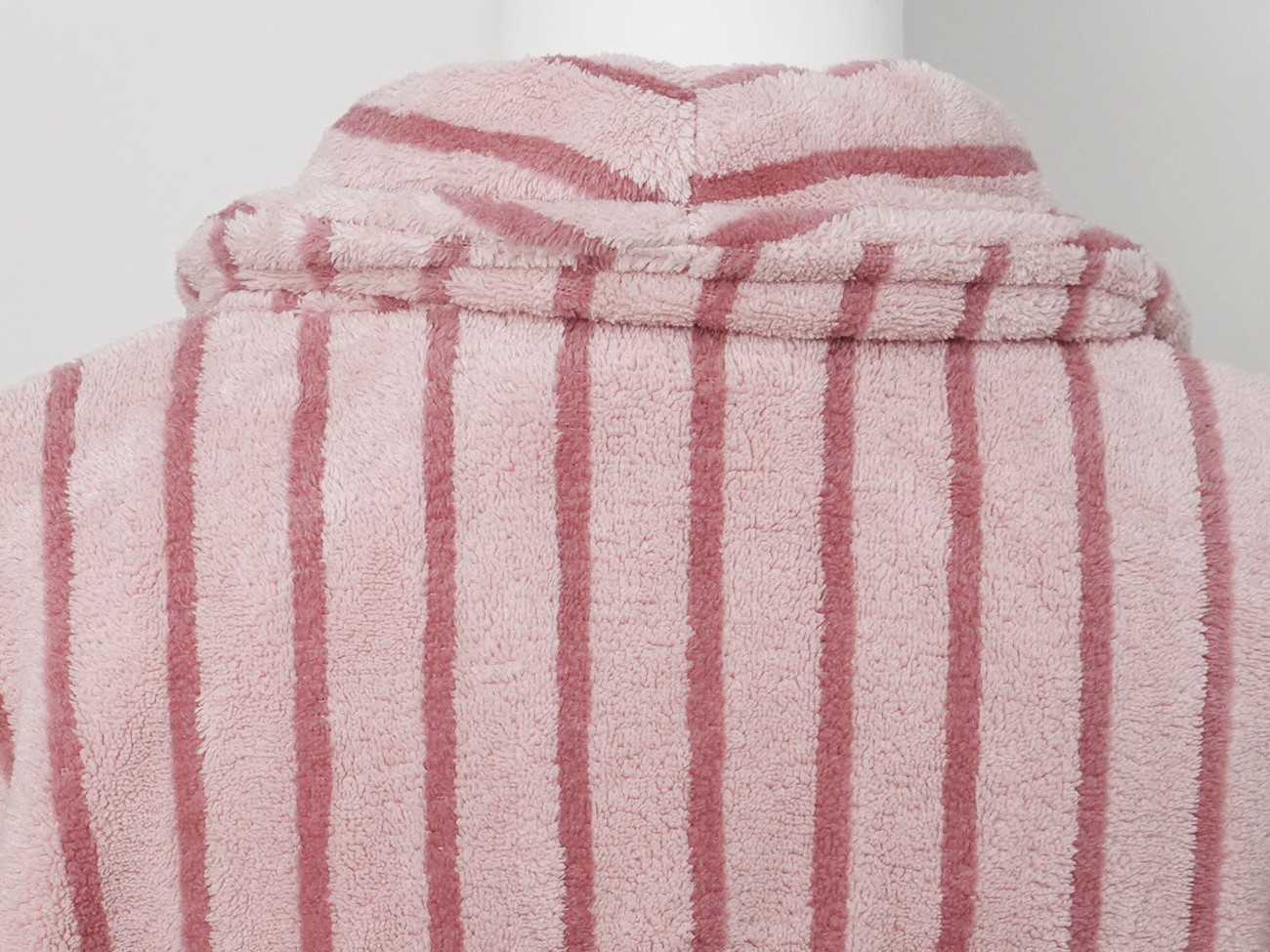 珊瑚绒条纹款青果领浴袍