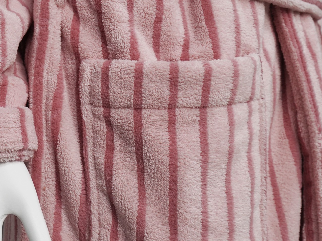 珊瑚绒条纹款青果领浴袍