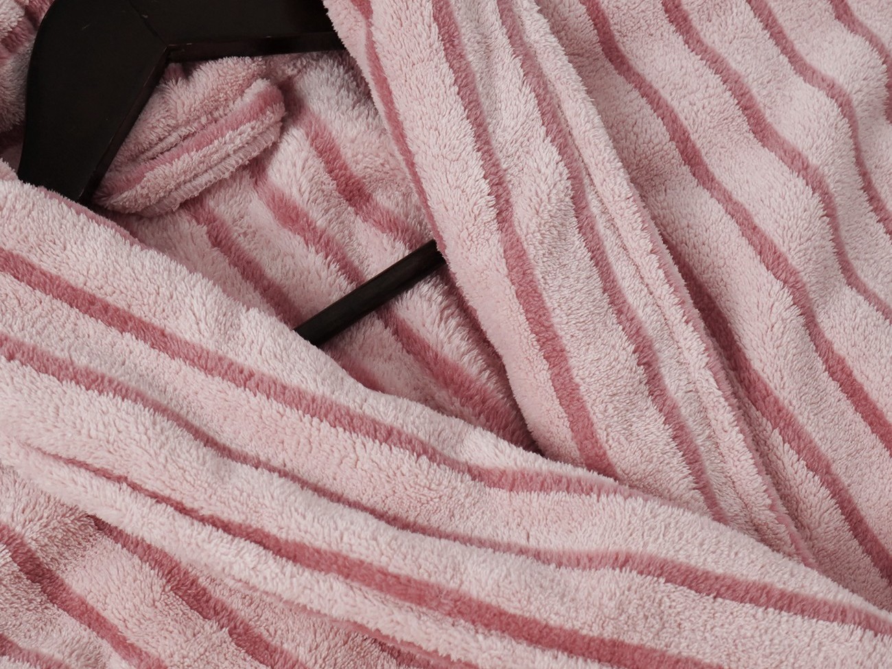 珊瑚绒条纹款青果领浴袍