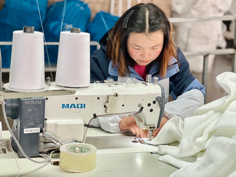 缝纫工厂工作的画面