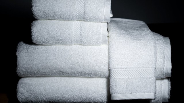 酒店毛巾发黄难题：成因解析与高效处理方案